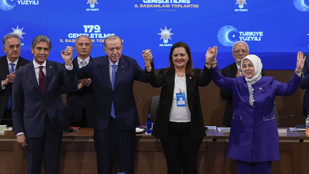 Son dakika! Erdoğan rozetini taktı: Burcu Köksal AK Parti’ye katıldı