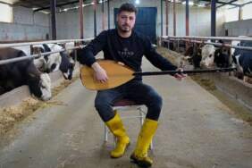 Kurbanlık hayvanlarına saz çalıp, türkü söylüyor! Özel ilgisi, hayvanların yağ oranın düşürüyor