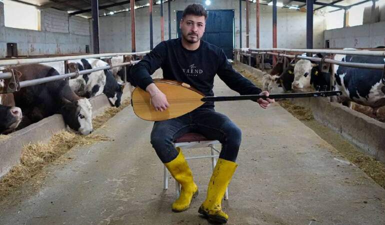 Kurbanlık hayvanlarına saz çalıp, türkü söylüyor! Özel ilgisi, hayvanların yağ oranın düşürüyor