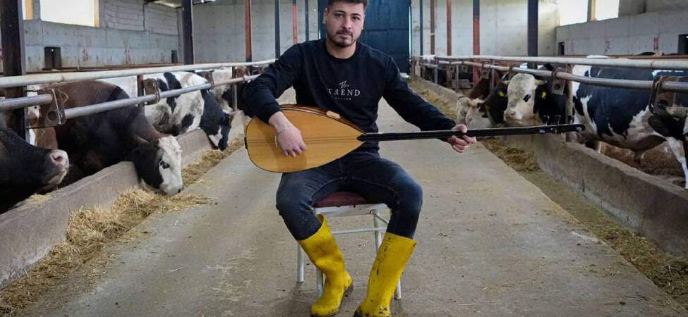 Kurbanlık hayvanlarına saz çalıp, türkü söylüyor! Özel ilgisi, hayvanların yağ oranın düşürüyor