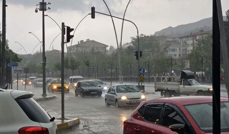 Çankırı’da sağanak faciası: Trafik tıkandı, sürücüler mahsur kaldı