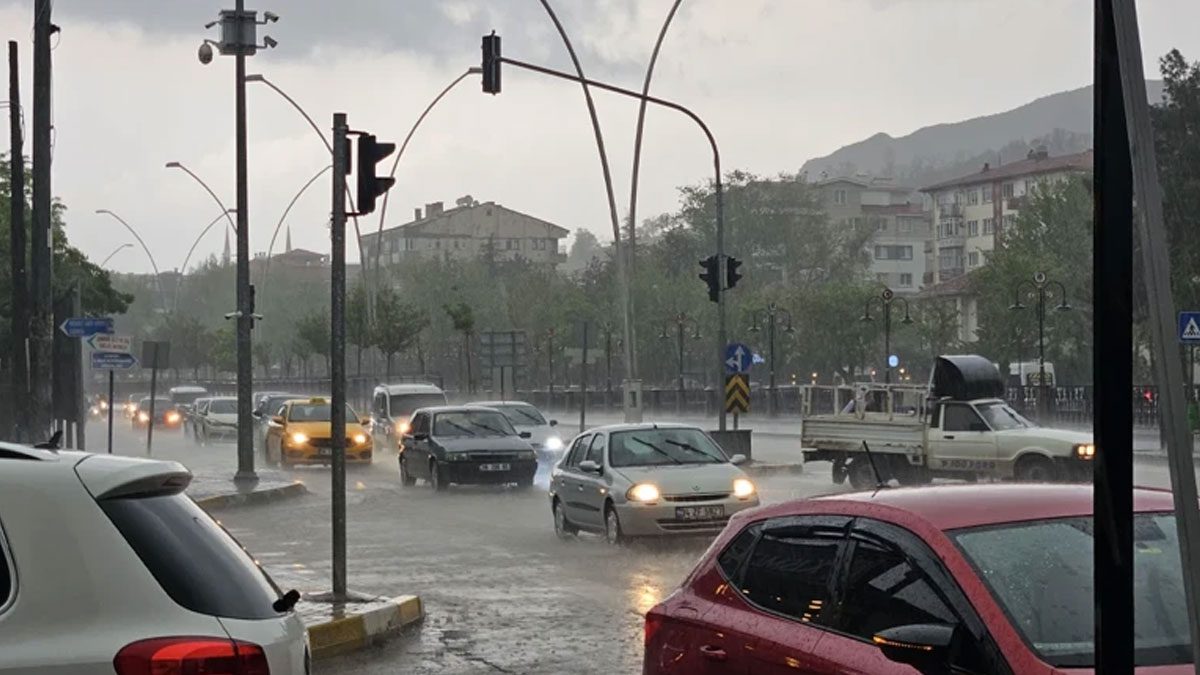 Çankırı’da sağanak faciası: Trafik tıkandı, sürücüler mahsur kaldı