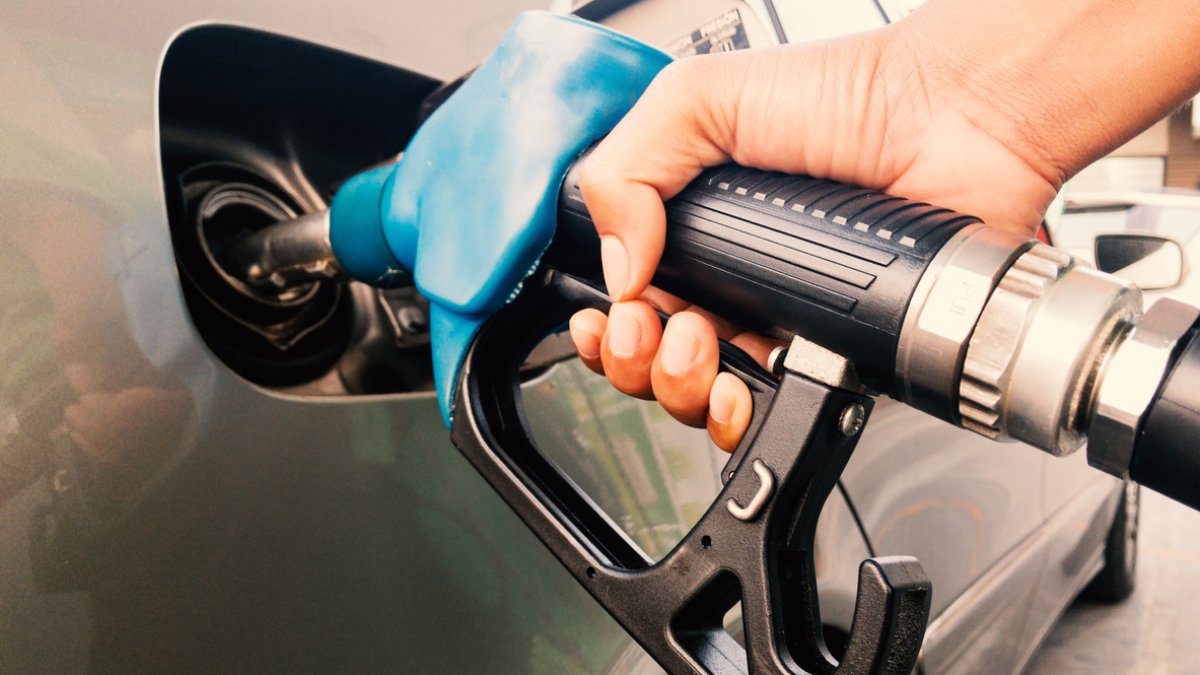 Motorinden sonra benzine de zam geliyor: Bu gece tabelalar değişiyor