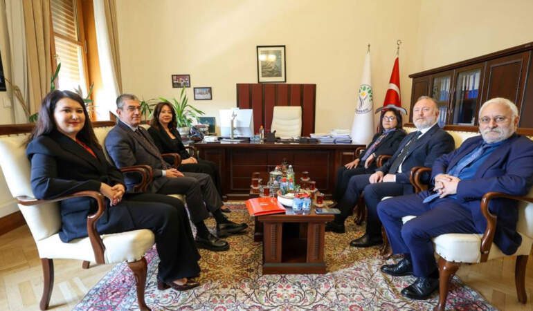 CHP’den DEM Parti’ye ziyaret: Sandıktan kaçarak kimse bir yere varamaz