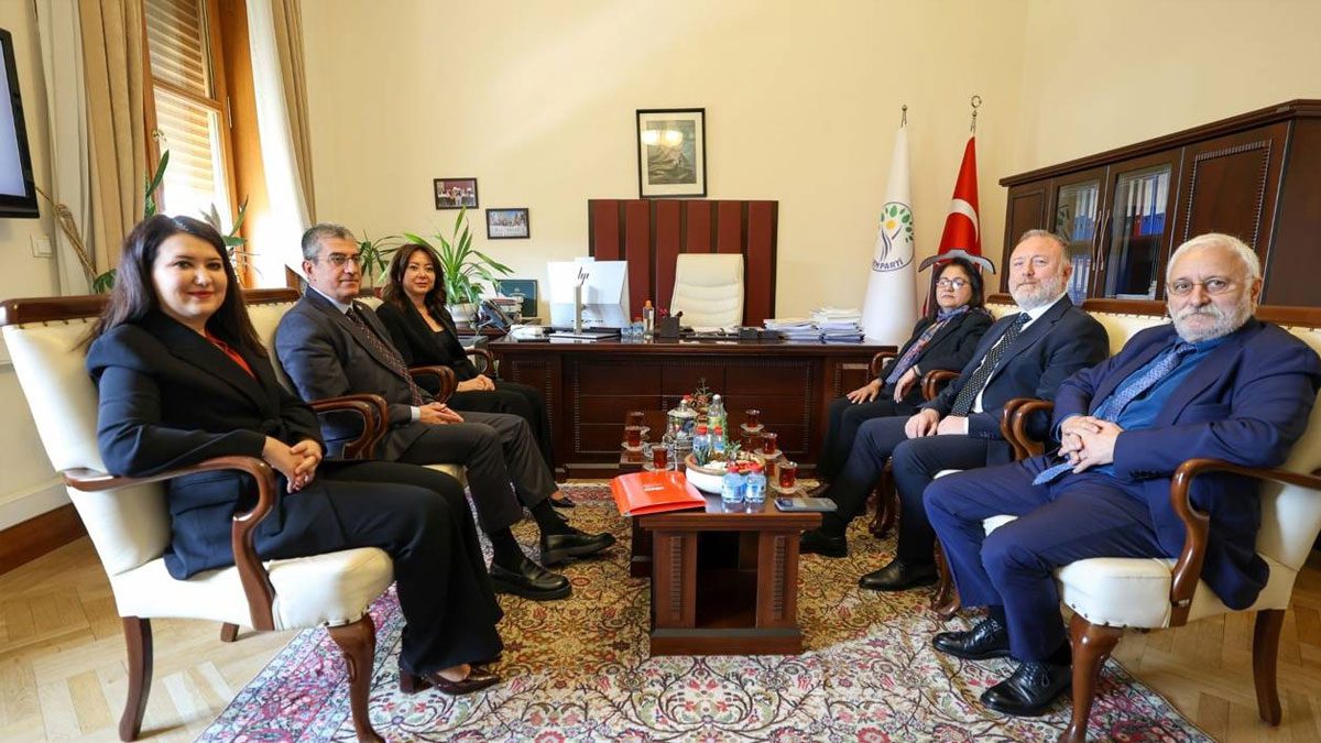 CHP’den DEM Parti’ye ziyaret: Sandıktan kaçarak kimse bir yere varamaz