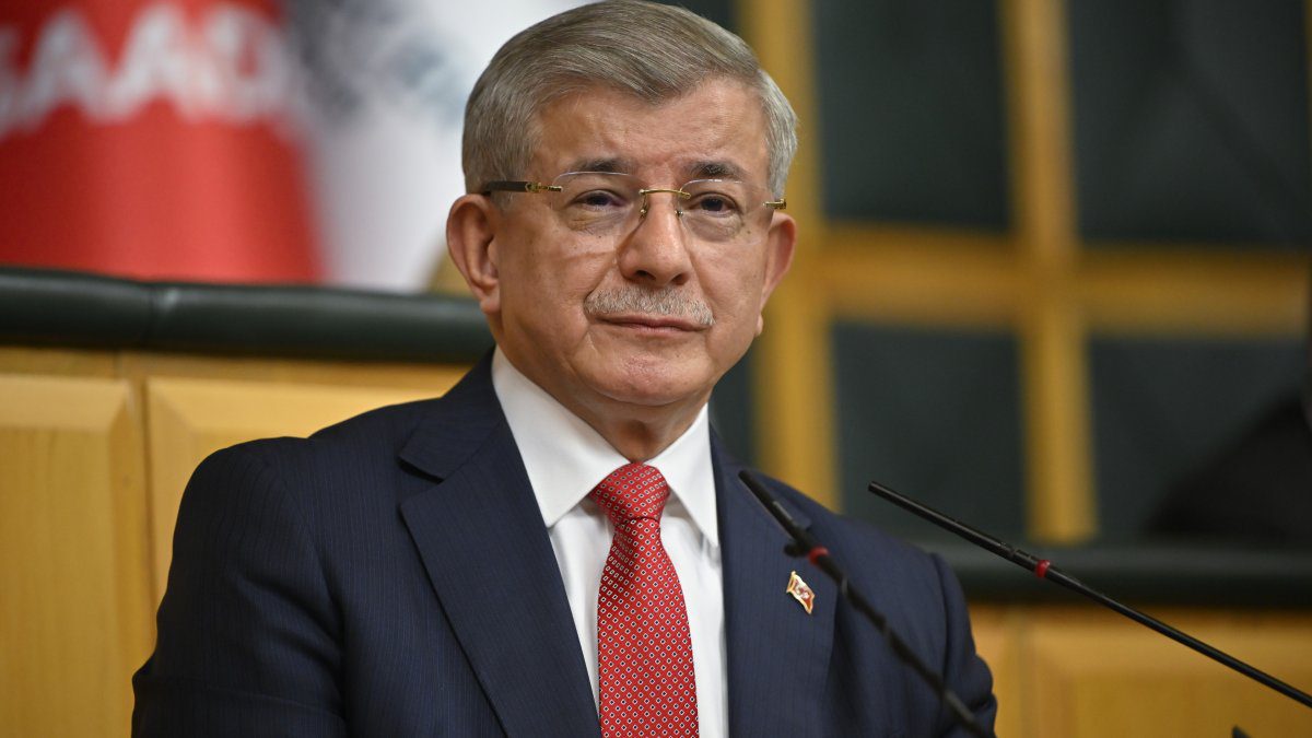 Davutoğlu: Siyasi saf değiştirmeler ‘ahlaki çürüme’nin kanıtı