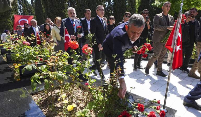 Özgür Özel Soma’daki anma programına katıldı
