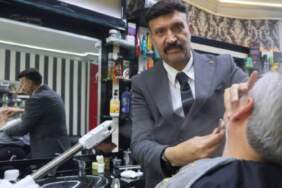 Böyle tıraş görülmedi! Müşterilerini takım elbiseyle tıraş ediyor, işine saygısını hiç kaybetmiyor