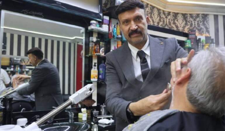 Böyle tıraş görülmedi! Müşterilerini takım elbiseyle tıraş ediyor, işine saygısını hiç kaybetmiyor