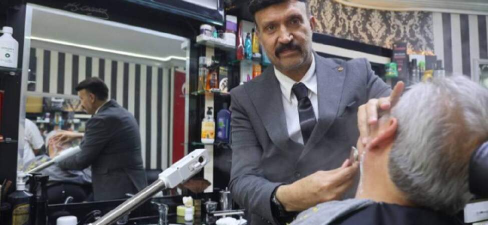 Böyle tıraş görülmedi! Müşterilerini takım elbiseyle tıraş ediyor, işine saygısını hiç kaybetmiyor