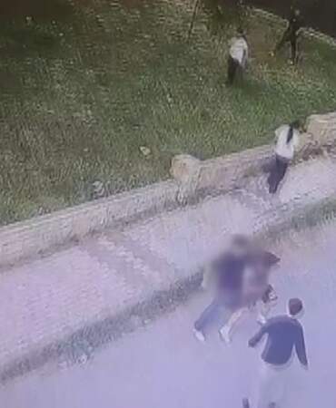 İstanbul’da parktaki kanlı kavga kamerada: 15 yaşındaki çocuğa 17 bıçak darbesi