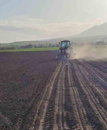Üreticinin umut kaynağı! Adilcevaz’da şeker pancarı ekimi başladı