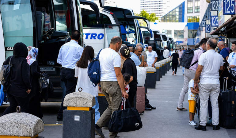 Şehirler arası otobüslerde bayram yoğunluğu başladı: Ek seferler satışta