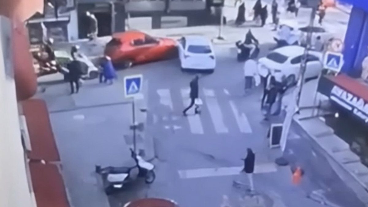 Kağıthane’de kaza! Otomobiller çarpıştı, araç dürümcü dükkanına girdi