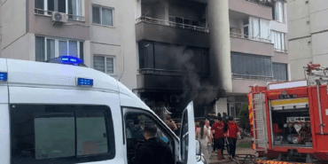 Adana’da 14 Katlı Binada Can Pazarı: Battaniyelere Sarılarak Kurtuldular