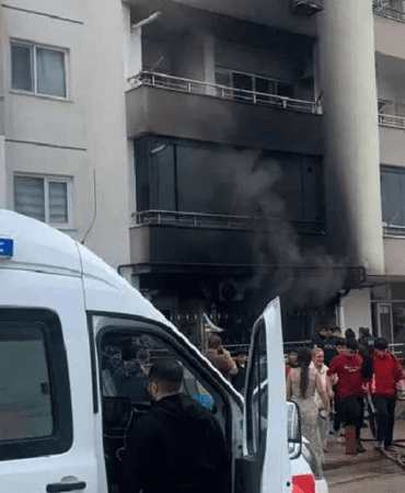 Adana’da 14 Katlı Binada Can Pazarı: Battaniyelere Sarılarak Kurtuldular
