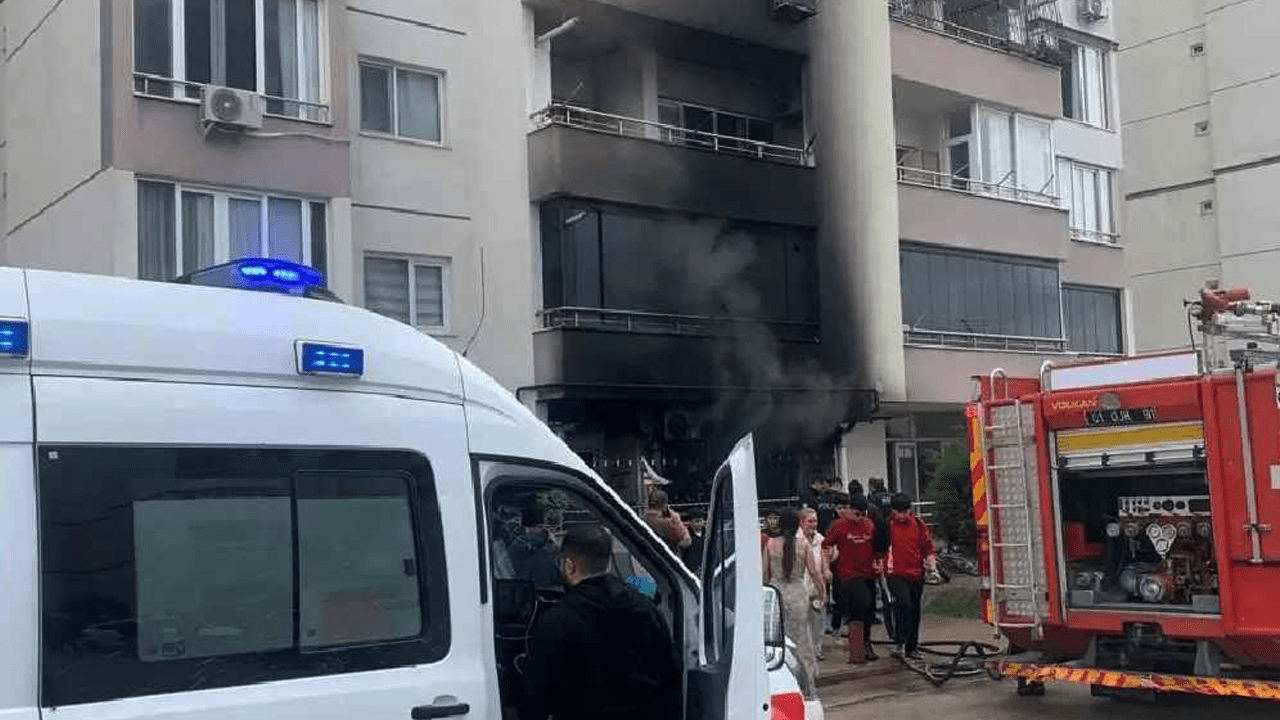 Adana’da 14 Katlı Binada Can Pazarı: Battaniyelere Sarılarak Kurtuldular