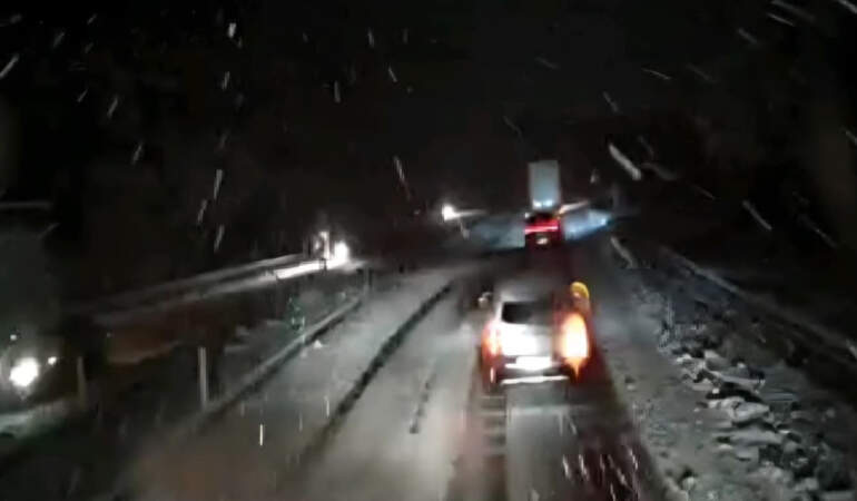 Afyonkarahisar’da Yoğun Kar Yağışı Nedeniyle Bazı Araçların Trafiğe Çıkması Yasaklandı