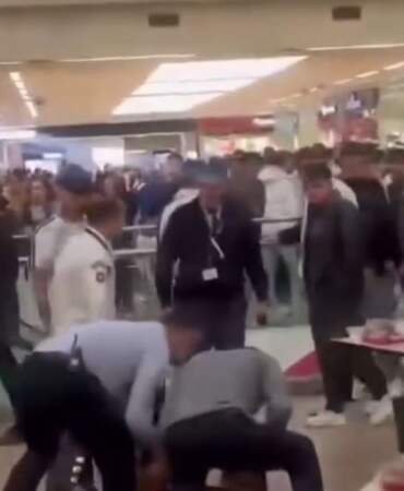 Ankara’da AVM’nin yemek katındaki bıçaklı kavga korku dolu anlar yaşattı
