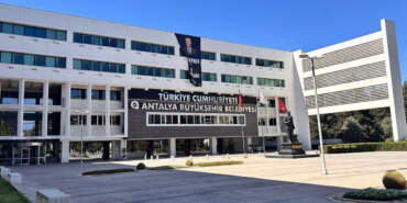 Antalya Büyükşehir Belediyesi’ne Operasyonda 14 Tutuklama