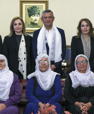 ‘Barış Anneleri’ CHP’yi Ziyaret Etti