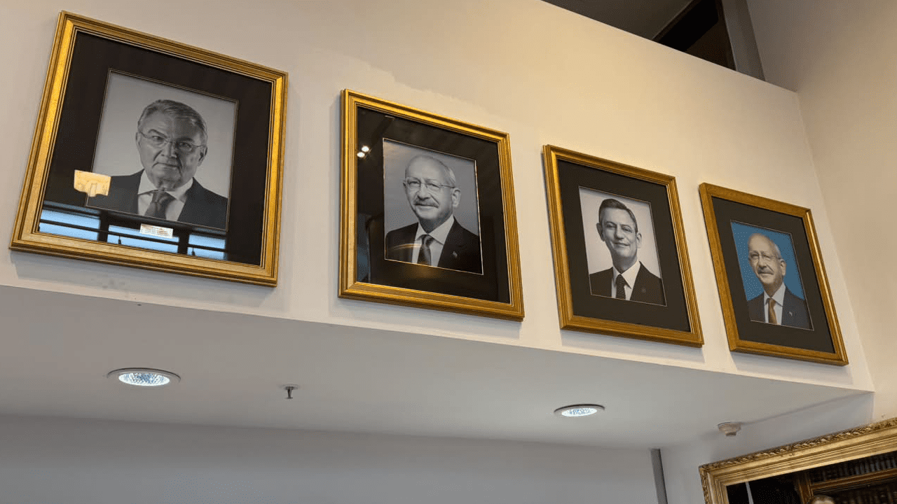 CHP Genel Merkezi’nde ‘Fotoğraf’ Mesajı: Özel’in Görüntüsü Hangi Anlama Geliyor?