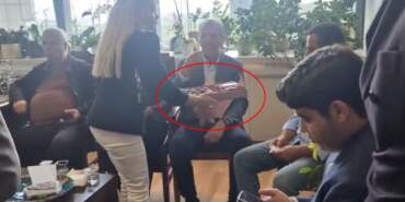 CHP Genel Merkezi’ne giren Kılıçdaroğlu’nun ekibi çikolata dağıttı