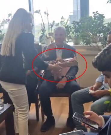 CHP Genel Merkezi’ne giren Kılıçdaroğlu’nun ekibi çikolata dağıttı