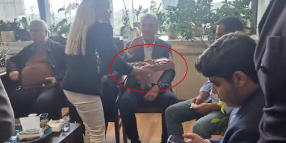 CHP Genel Merkezi’ne giren Kılıçdaroğlu’nun ekibi çikolata dağıttı