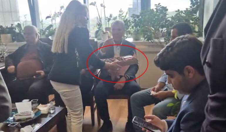 CHP Genel Merkezi’ne giren Kılıçdaroğlu’nun ekibi çikolata dağıttı