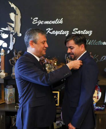 CHP’den ‘Arif Kocabıyık’ Açıklaması: Rozetini Özgür Özel Takmıştı