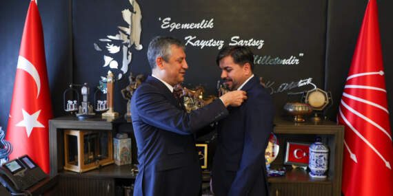 CHP’den ‘Arif Kocabıyık’ Açıklaması: Rozetini Özgür Özel Takmıştı