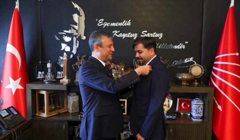 CHP’den ‘Arif Kocabıyık’ Açıklaması: Rozetini Özgür Özel Takmıştı