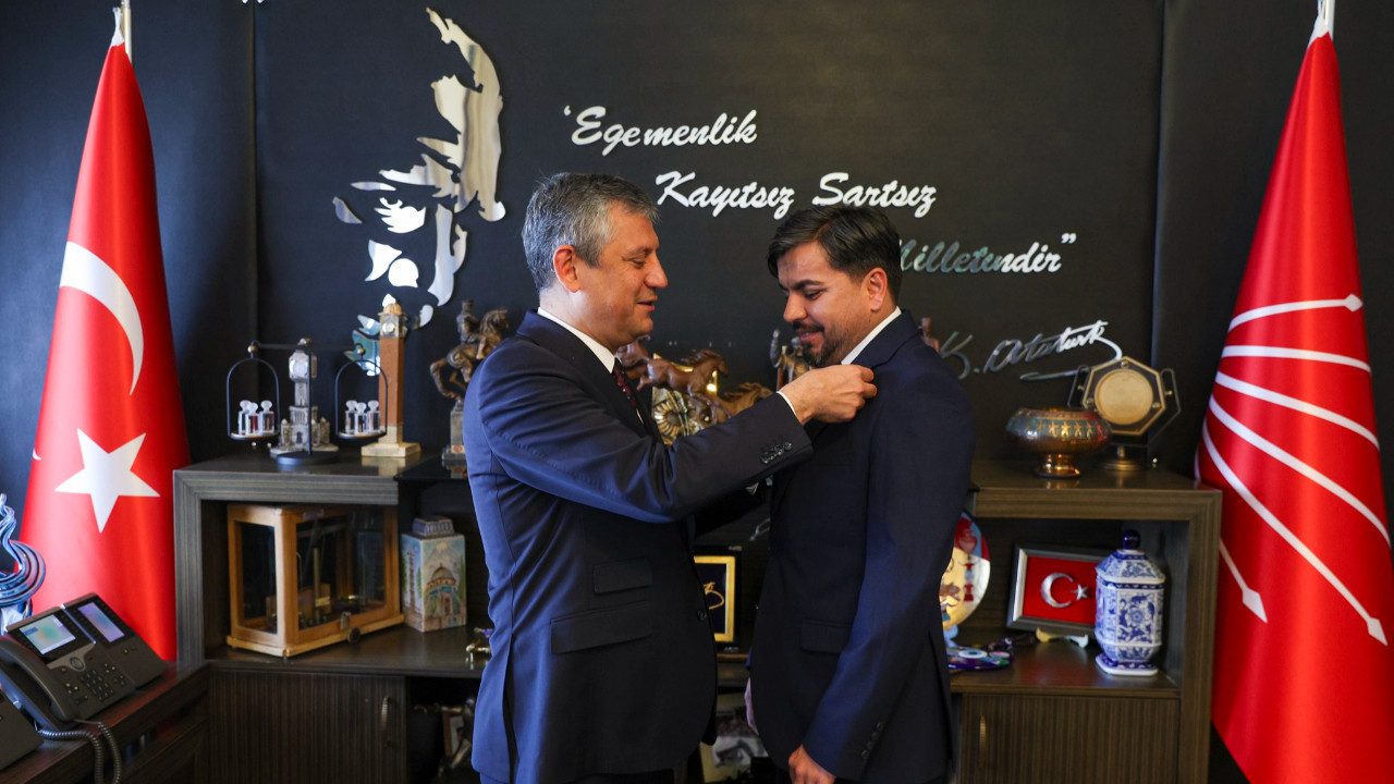 CHP’den ‘Arif Kocabıyık’ Açıklaması: Rozetini Özgür Özel Takmıştı