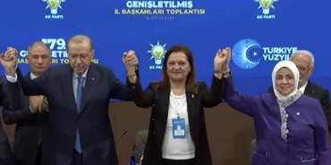 Burcu Köksal Resmen AK Parti’de! Rozetini Cumhurbaşkanı Erdoğan Taktı