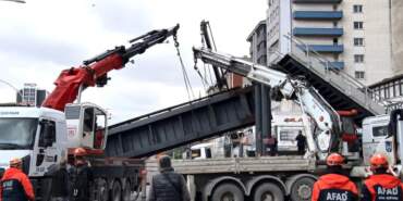 Ankara’da Kamyon Üst Geçide Çarptı, 3 Yaralı
