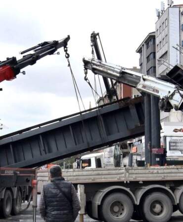 Ankara’da Kamyon Üst Geçide Çarptı, 3 Yaralı
