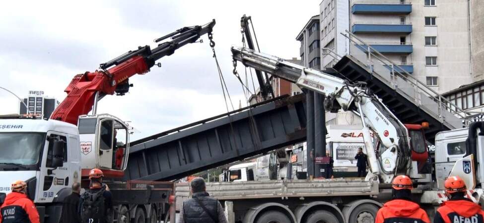 Ankara’da Kamyon Üst Geçide Çarptı, 3 Yaralı