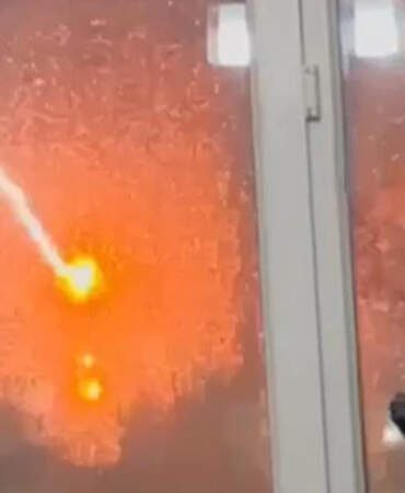 Dört Katlı Binaya Yıldırım Düştü