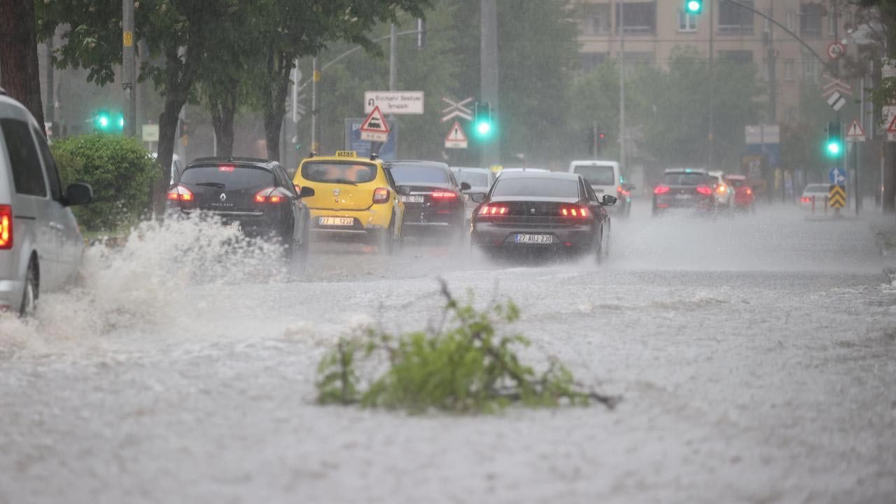 Gaziantep ve Afyonkarahisar’da Eğitime 1 Gün Ara