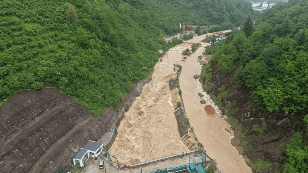 Giresun’u Sağanak Vurdu! Dereler Taştı, Yol Kapandı
