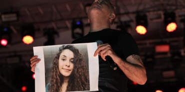 Haluk Levent Gülistan Doku’yu Unutmadı! Konserde Fotoğrafını Açtı