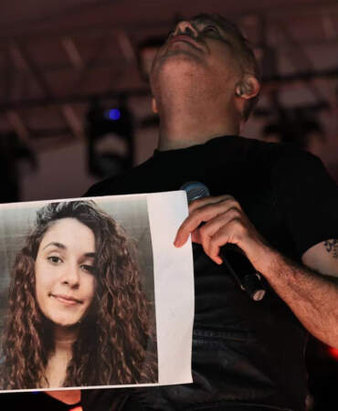 Haluk Levent Gülistan Doku’yu Unutmadı! Konserde Fotoğrafını Açtı