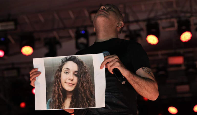 Haluk Levent Gülistan Doku’yu Unutmadı! Konserde Fotoğrafını Açtı