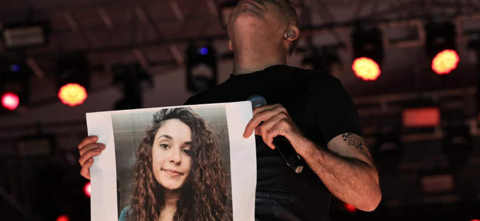 Haluk Levent Gülistan Doku’yu Unutmadı! Konserde Fotoğrafını Açtı