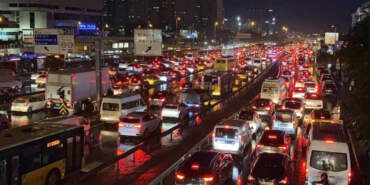 İstanbul’da Akşam Çilesi, Trafik Yağışın da Etkisiyle Kilitlendi
