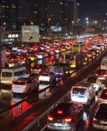 İstanbul’da Akşam Çilesi, Trafik Yağışın da Etkisiyle Kilitlendi