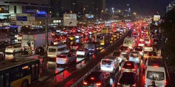 İstanbul’da Akşam Çilesi, Trafik Yağışın da Etkisiyle Kilitlendi