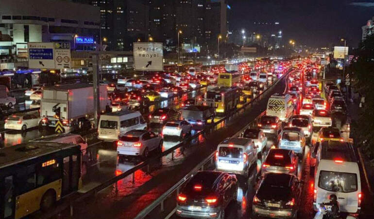 İstanbul’da Akşam Çilesi, Trafik Yağışın da Etkisiyle Kilitlendi