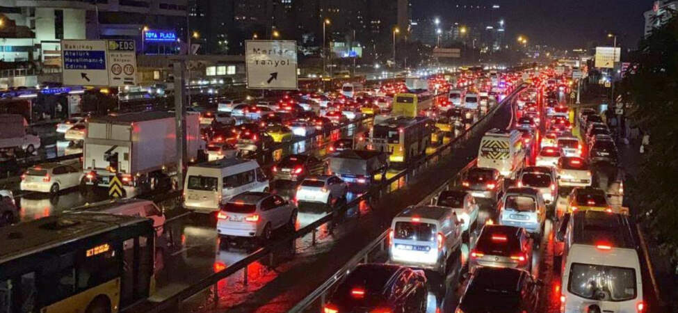İstanbul’da Akşam Çilesi, Trafik Yağışın da Etkisiyle Kilitlendi